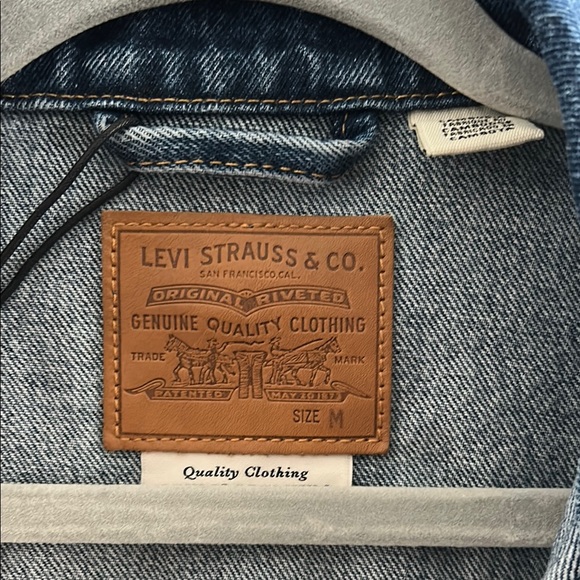 Levi's, Woman’s Size M Blue Vintage Look 90s Trucker Jacket - Picture 7 of 10